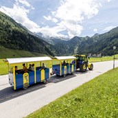 Kinderhotel: Im Sommer Ausfahrten mit unserem Panoramazug "Kurt, der Gletscherwurm" zu den Tuxer Bauernhöfen - Kinder- & Gletscherhotel Hintertuxerhof