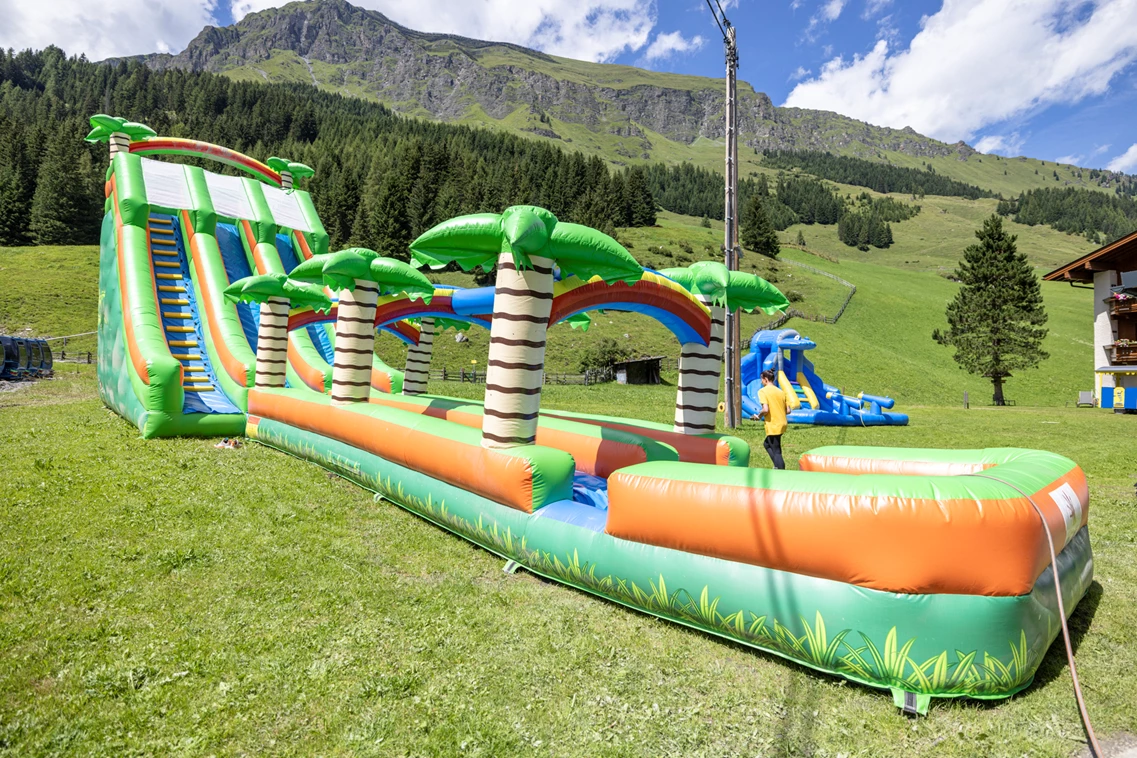 Kinderhotel: Wasserrutschen-Spaß im Sommer - Kinder- & Gletscherhotel Hintertuxerhof