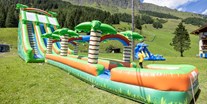 Familienhotel - Kinderbetreuung in Altersgruppen - Wasserrutschen-Spaß im Sommer - Kinder- & Gletscherhotel Hintertuxerhof