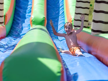 Kinderhotel: Wasserrutschen-Spaß im Sommer - Kinder- & Gletscherhotel Hintertuxerhof