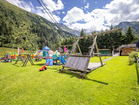 Kinderhotel: Unser Spielplatz mit Hüpfburg - Kinder- & Gletscherhotel Hintertuxerhof