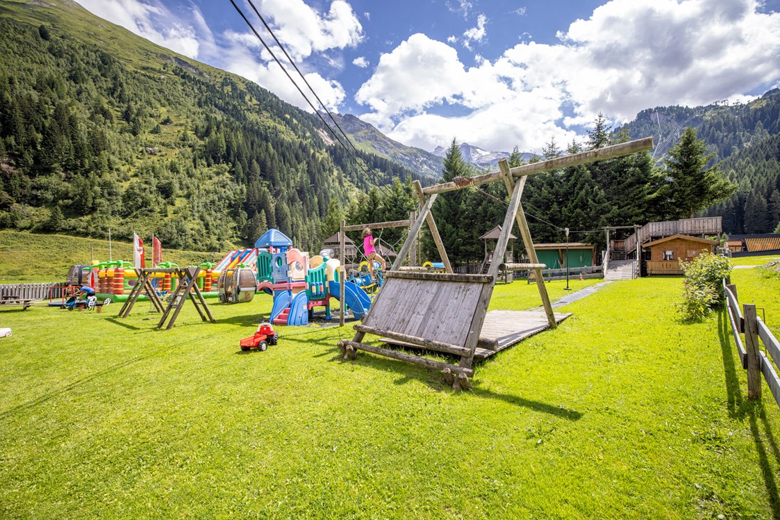 Kinderhotel: Unser Spielplatz mit Hüpfburg - Kinder- & Gletscherhotel Hintertuxerhof