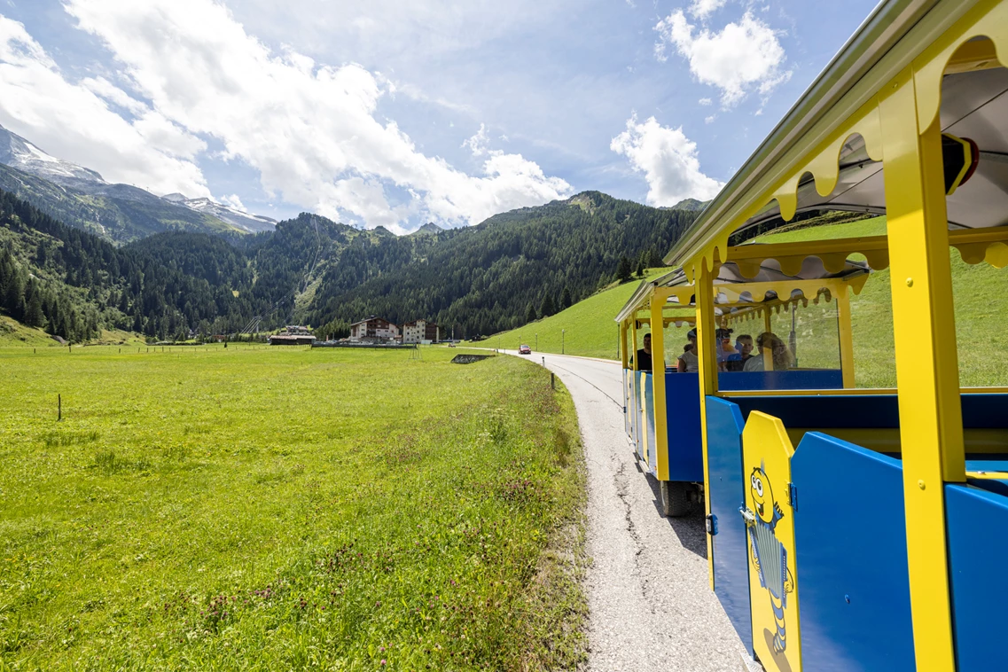 Kinderhotel: Im Sommer Ausfahrten mit unserem Panoramazug "Kurt, der Gletscherwurm" zu den Tuxer Bauernhöfen - Kinder- & Gletscherhotel Hintertuxerhof