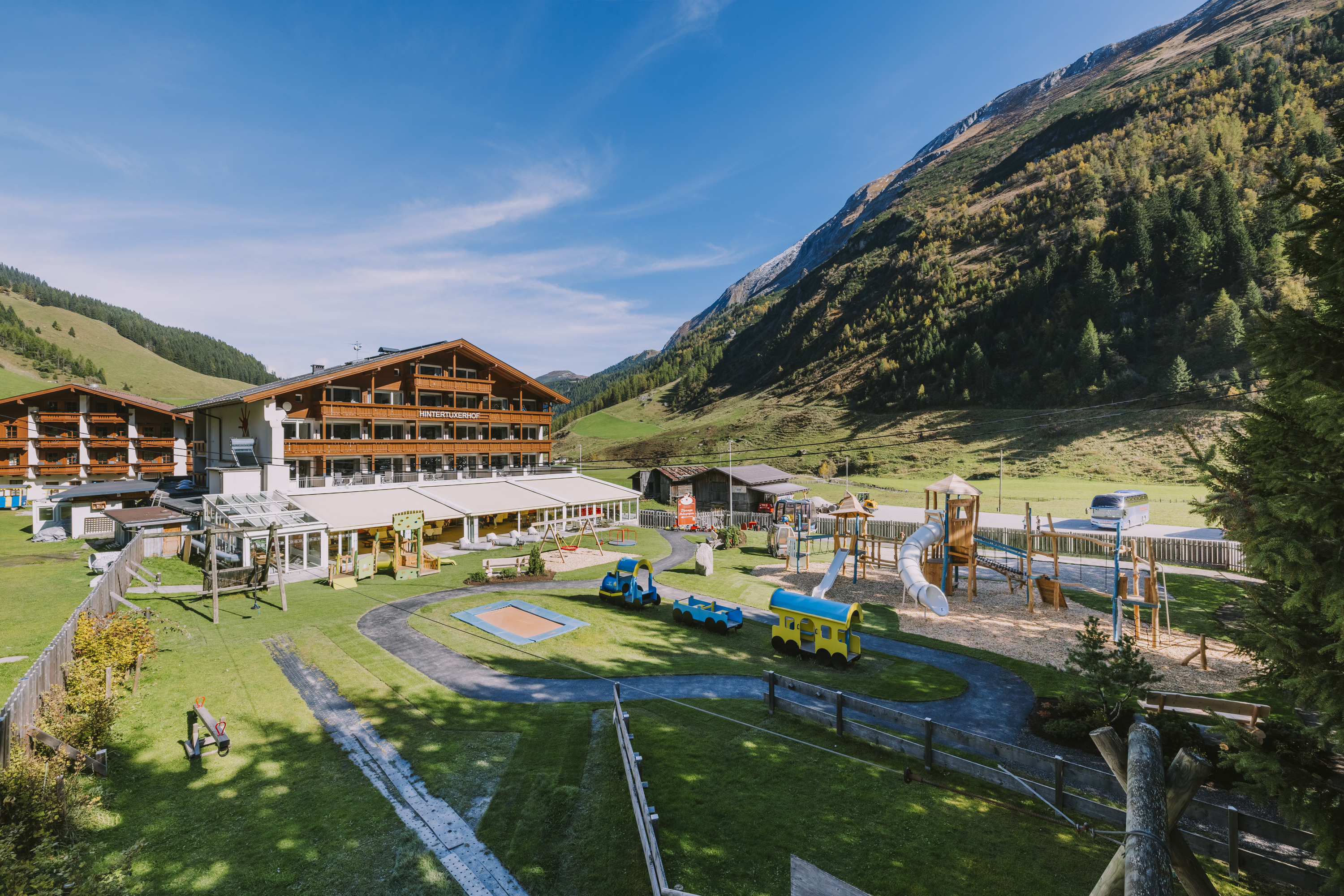Kinderhotel: Aussenansicht mit Spielplatz - Kinder- & Gletscherhotel Hintertuxerhof