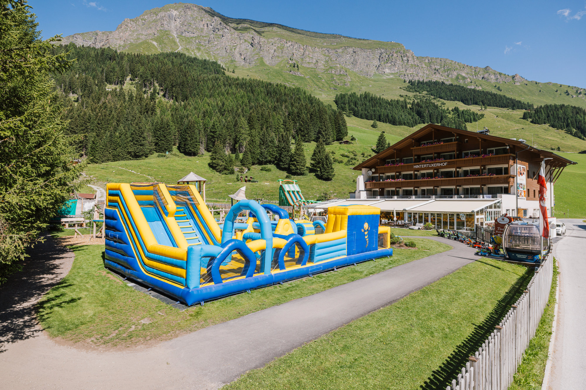 Kinderhotel: Spielplatz mit Hüpfburg - Kinder- & Gletscherhotel Hintertuxerhof