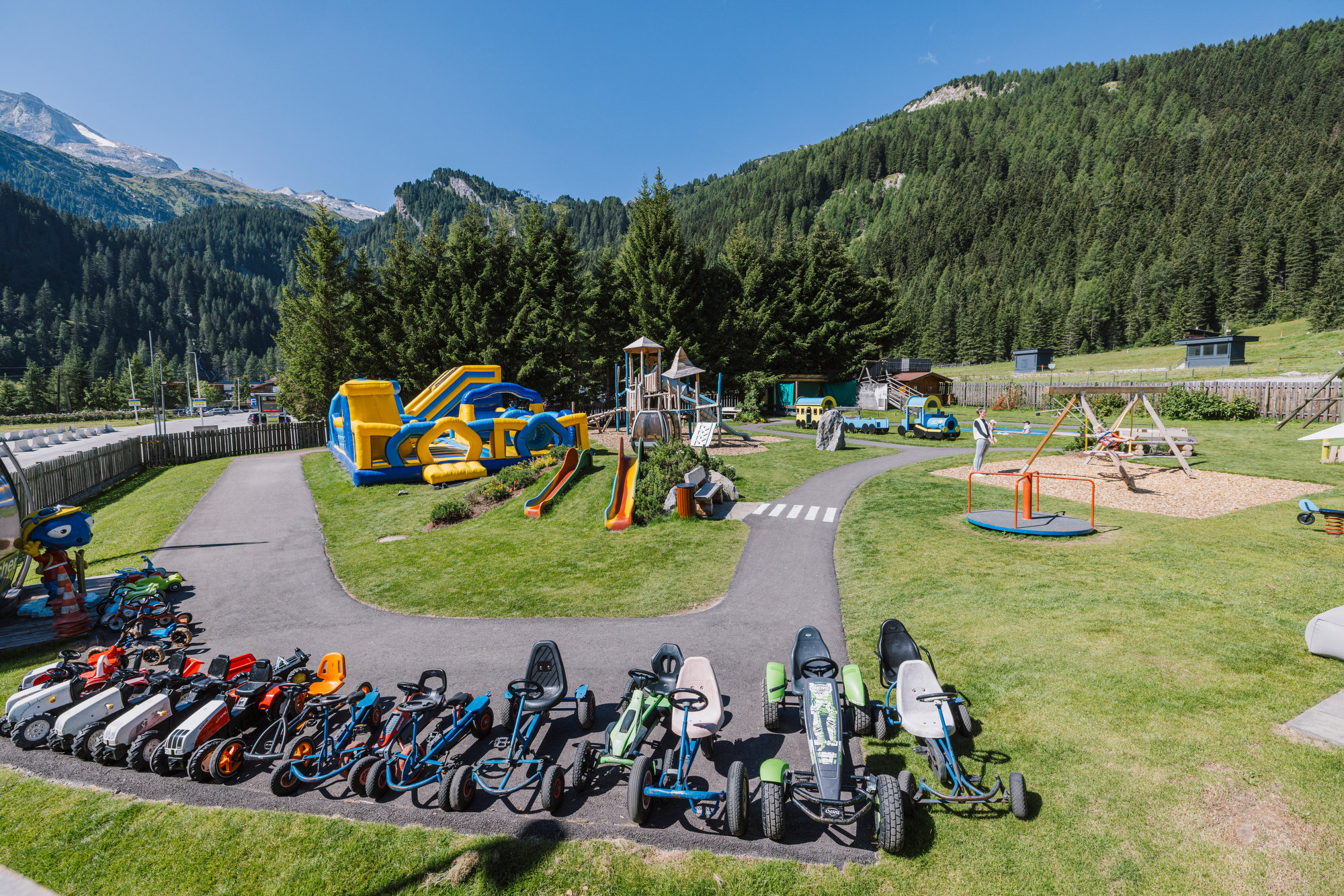 Familienhotel - Fulpmes - Spielplatz mit Hüpfburg - Kinder- & Gletscherhotel Hintertuxerhof
