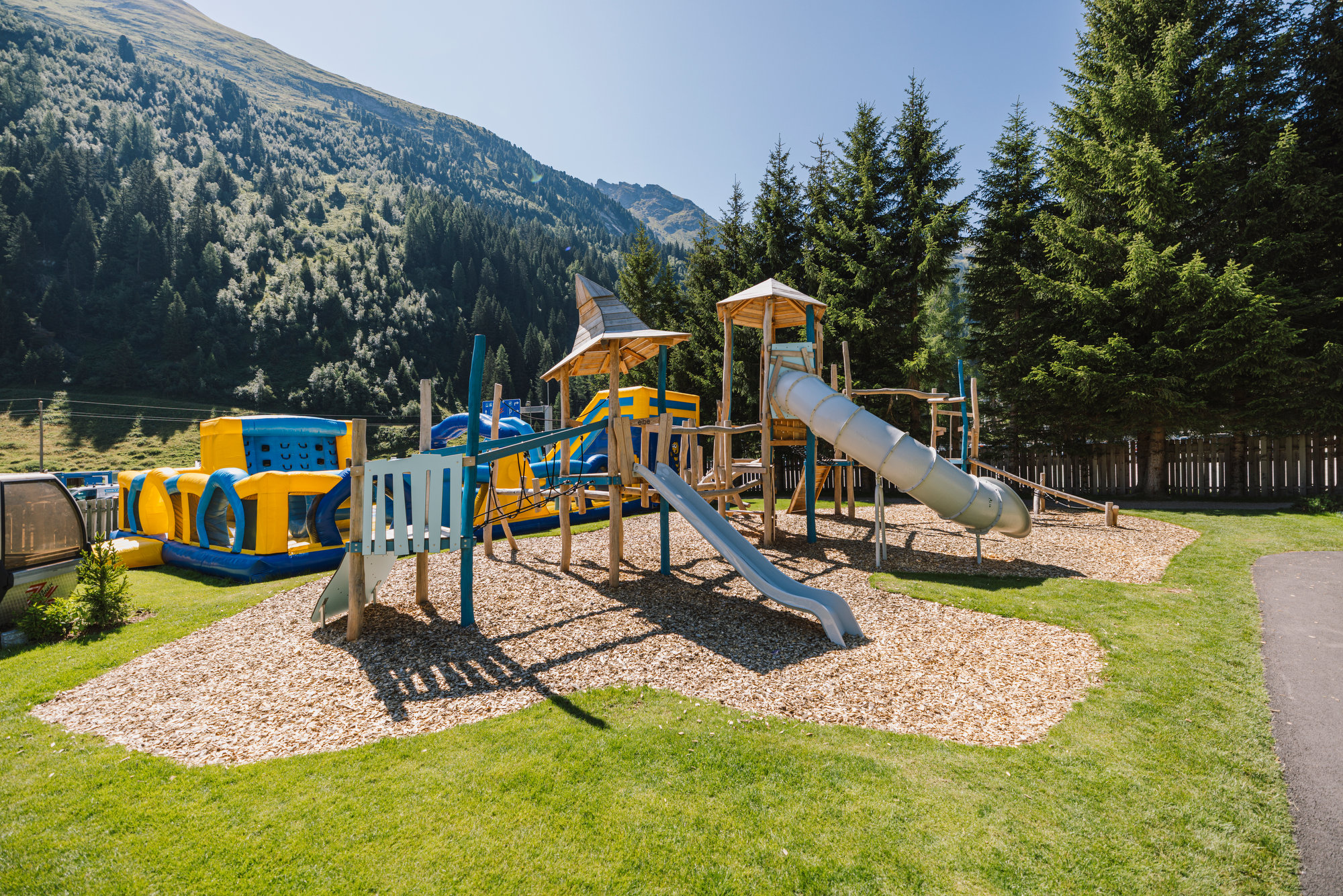 Kinderhotel: Spielplatz mit Hüpfburg - Kinder- & Gletscherhotel Hintertuxerhof