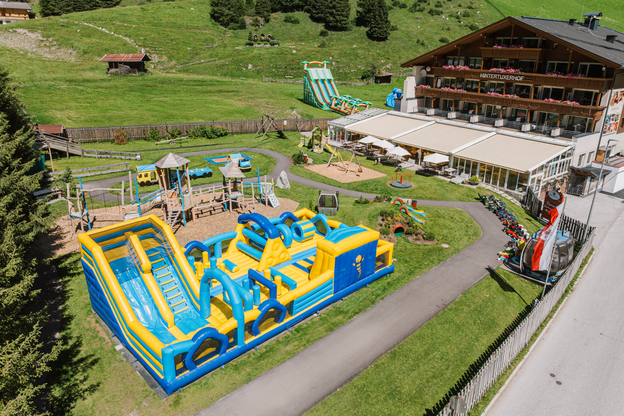 Familienhotel - Fulpmes - Spielplatz mit Hüpfburg - Kinder- & Gletscherhotel Hintertuxerhof