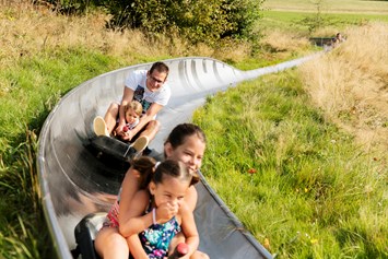 Kinderhotel: ...zum Beispiel die Sommerrodelbahn Oberwiesenthal - ein Spaß für Groß & Klein und nur wenige Minuten vom Elldus Resort entfernt! - Elldus Resort - Familotel Erzgebirge