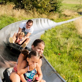 Kinderhotel: ...zum Beispiel die Sommerrodelbahn Oberwiesenthal - ein Spaß für Groß & Klein und nur wenige Minuten vom Elldus Resort entfernt! - Elldus Resort - Familotel Erzgebirge