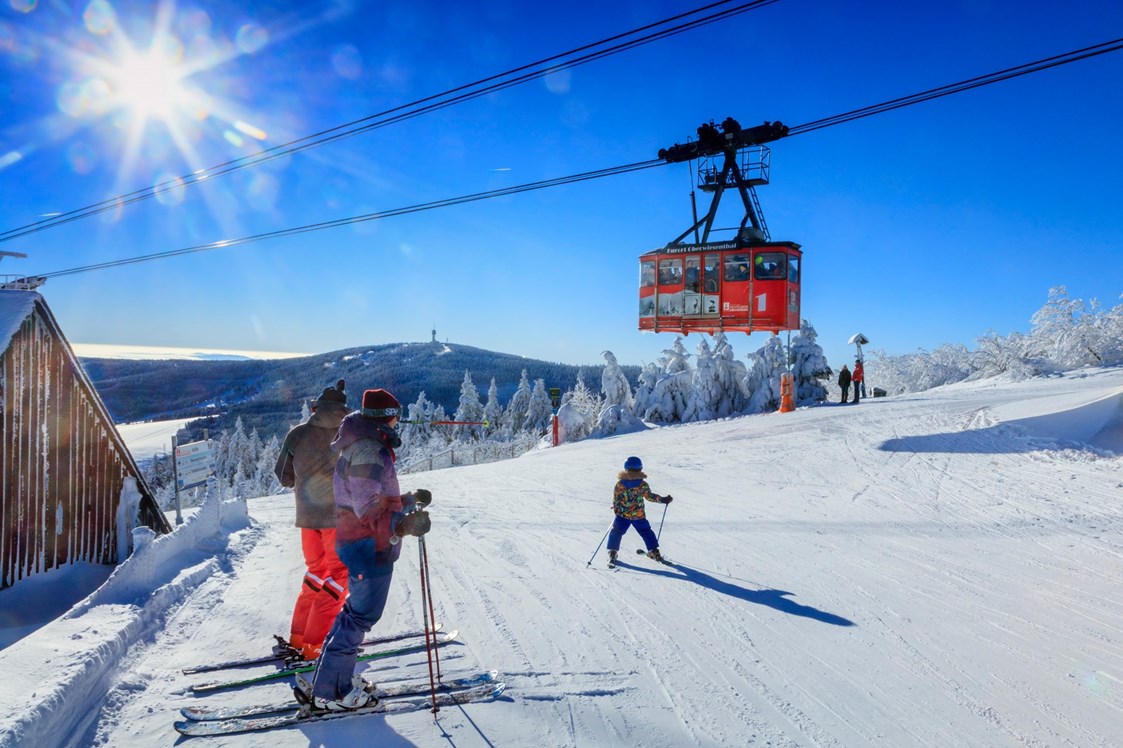 Kinderhotel: Lust auf Skifahren? :) 55 km Pisten in der Interskiregion Fichtelberg/Klinovec - Schneesicherheit durch Großbeschneiung im Skigebiet - Elldus Resort - Familotel Erzgebirge