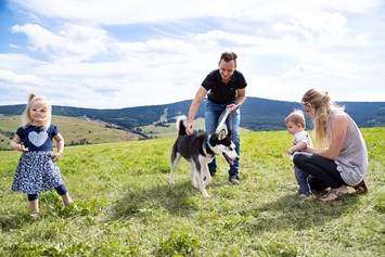 Kinderhotel: Und der Familienhund? Der kommt auf Anfrage einfach mit! :) (gg. Haustier-Gebühr) - Elldus Resort - Familotel Erzgebirge