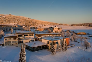Kinderhotel: Das Elldus Resort im Winter - nicht ohne Grund wird das Erzgebirge auch "Winterwunderland" genannt... - Elldus Resort - Familotel Erzgebirge