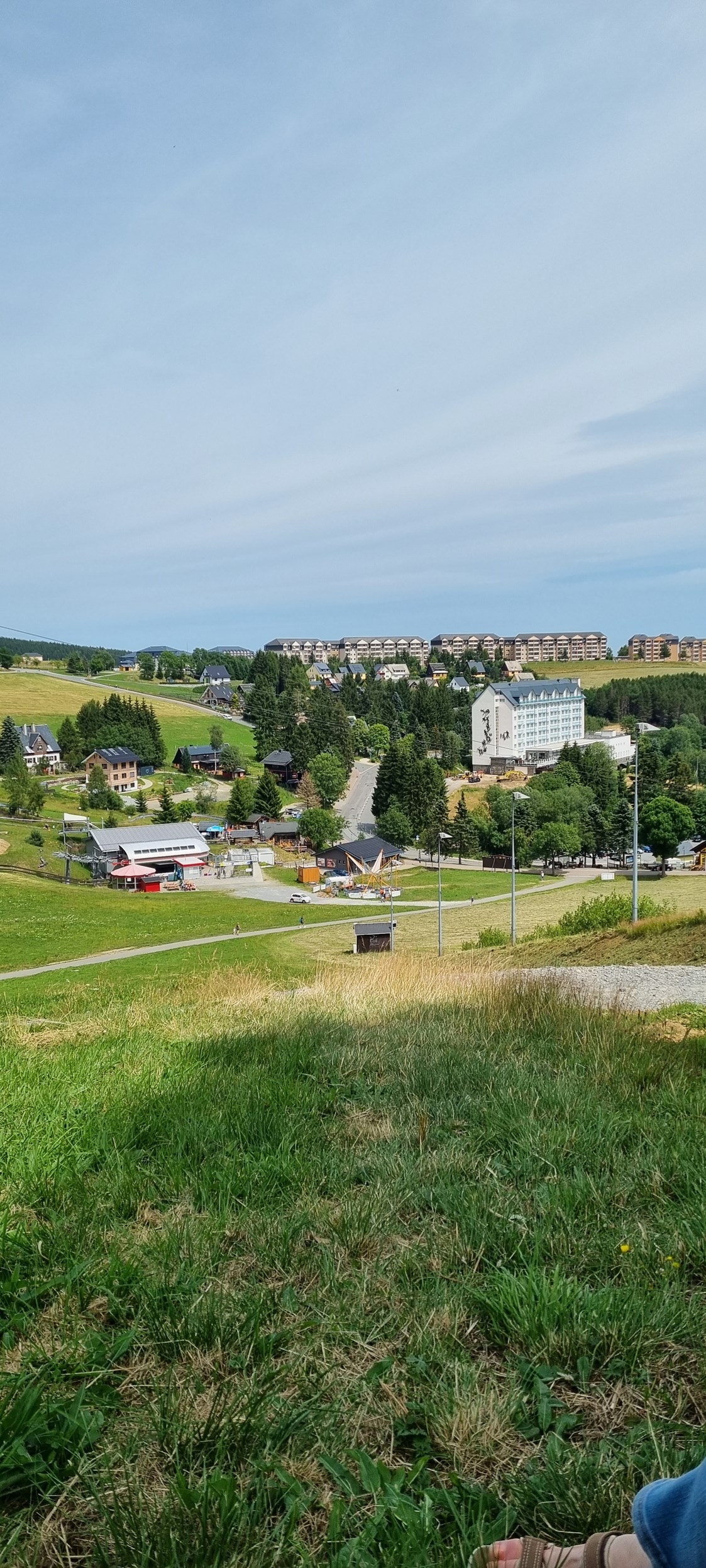 Kinderhotel: Blick aus Richtung der Schanzen in Richtung Resort. - Elldus Resort - Familotel Erzgebirge