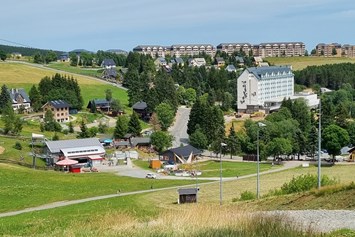 Kinderhotel: Blick aus Richtung der Schanzen in Richtung Resort. - Elldus Resort - Familotel Erzgebirge