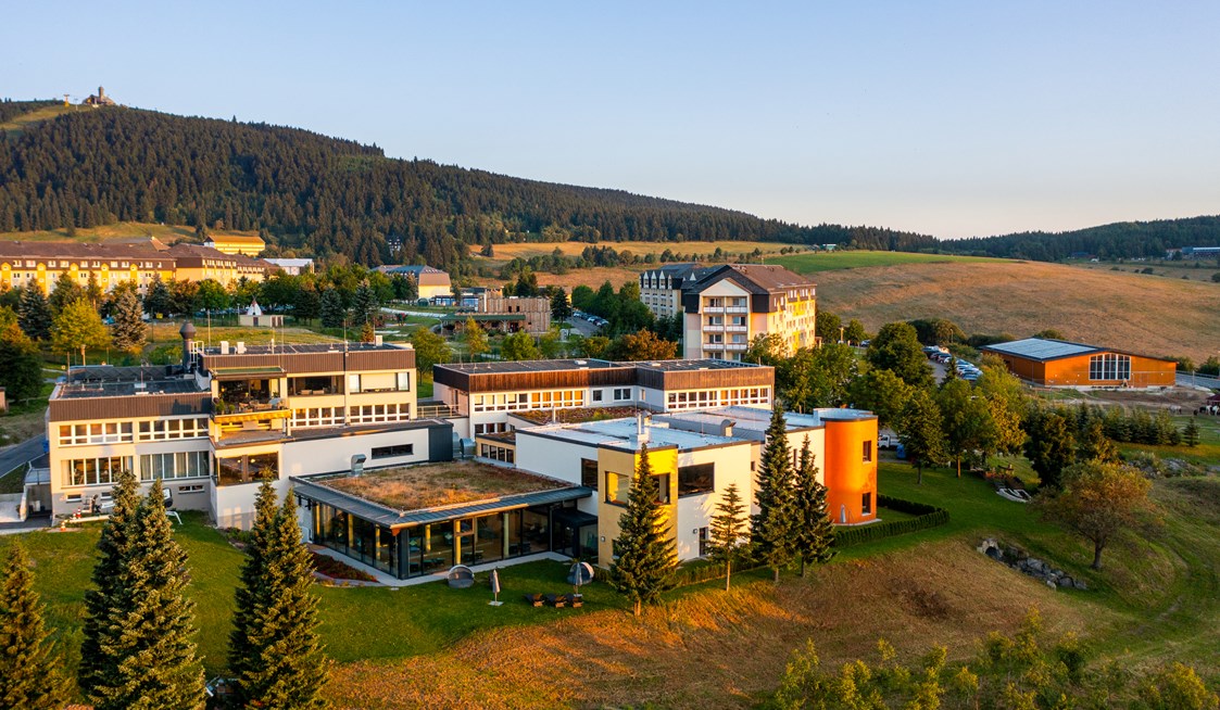 Kinderhotel: Das Elldus Resort aus der Vogelperspektive... - Elldus Resort - Familotel Erzgebirge