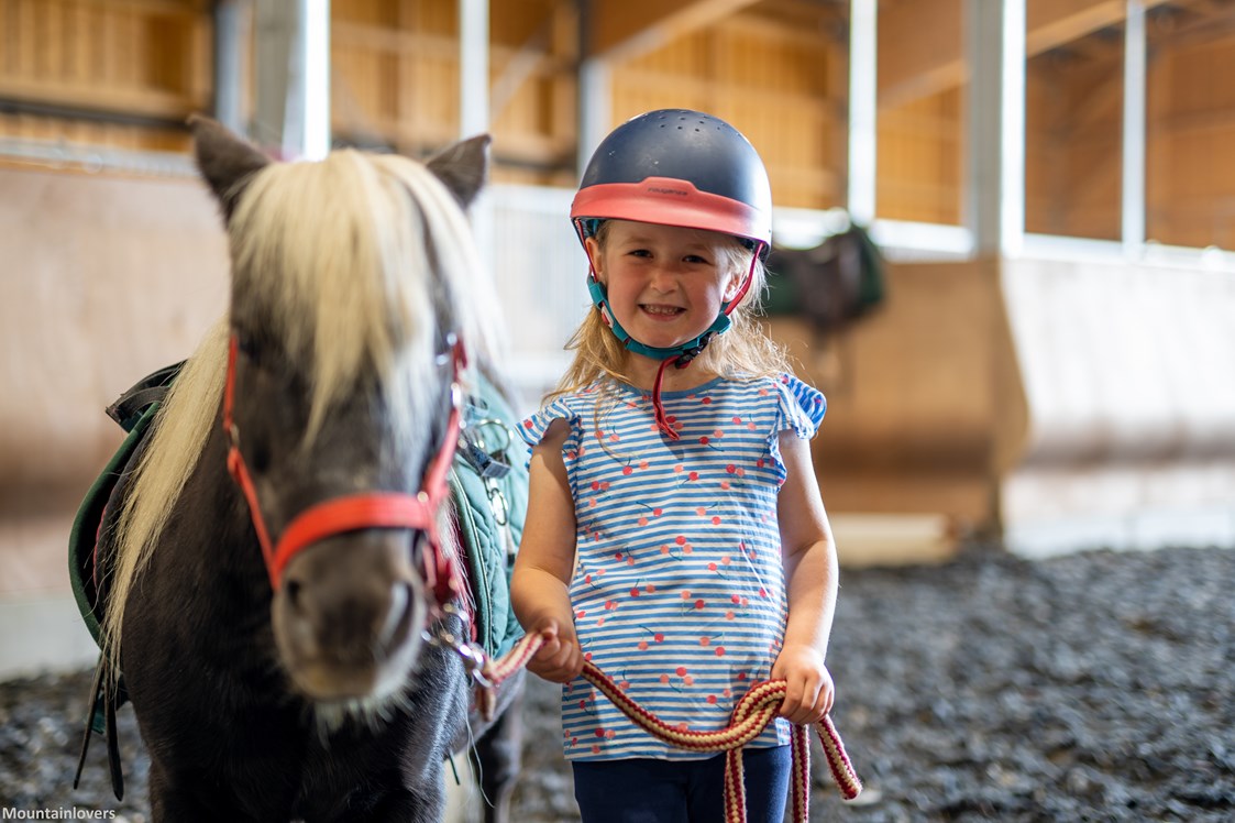 Kinderhotel: Pony- & Pferdefans kommen hier voll auf ihre Kosten - dank Reithalle bei jedem Wetter. Absolutes Highlight? Das Pony Camps in den Ferien! - Elldus Resort - Familotel Erzgebirge