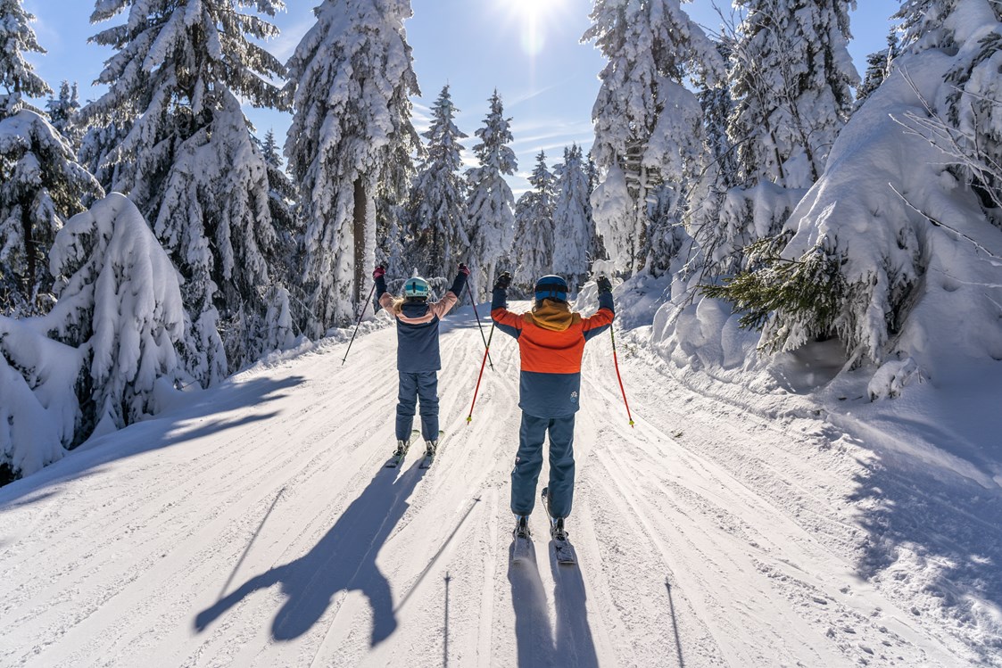 Kinderhotel: Über 100 km Loipen & knapp 50 km Piste lassen Wintersportherzen höher schlagen! - Elldus Resort - Familotel Erzgebirge