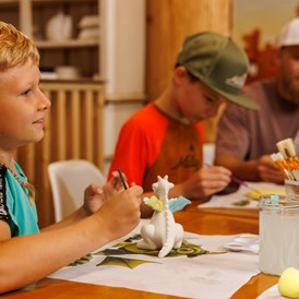 Kinderhotel: Keramikwerkstatt: Hier entstehen Kunstwerke als kleine Urlaubserinnerung. - Elldus Resort - Familotel Erzgebirge