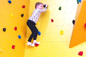 Kinderhotel: Kletterwand im Indoor-Spieleparadies Rudis Abenteuerland - Rhön Park Aktiv Resort