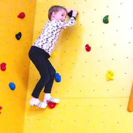 Kinderhotel: Kletterwand im Indoor-Spieleparadies Rudis Abenteuerland - Rhön Park Aktiv Resort
