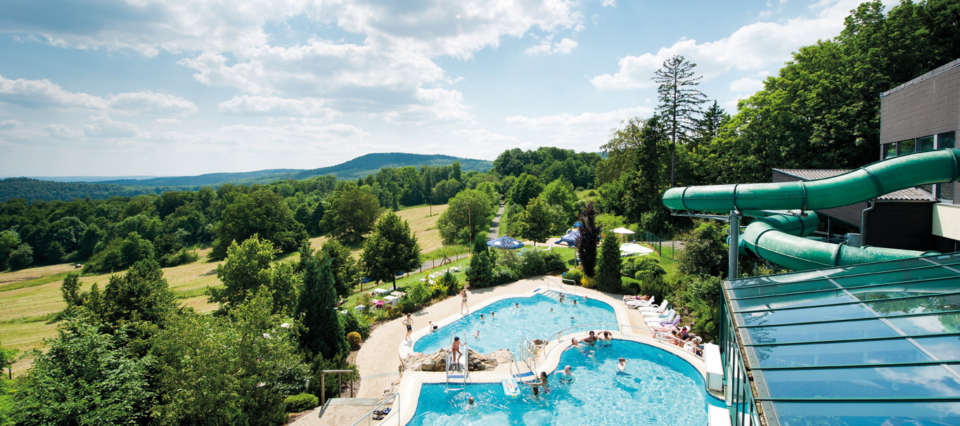 Kinderhotel: Außenpool mit Rutsche im Rhön Park Hotel Aktiv Resort - Rhön Park Aktiv Resort