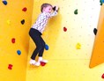 Kinderhotel: Kletterwand im Indoor-Spieleparadies Rudis Abenteuerland - Rhön Park Hotel