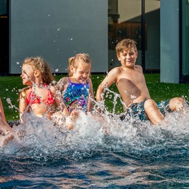 Kinderhotel: Außen-Pool - ULRICHSHOF Baby & Kinder Bio-Resort