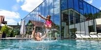 Familienhotel - Pools: Innenpool - Außenpool im Wald-BAD - ULRICHSHOF Baby & Kinder Bio-Resort