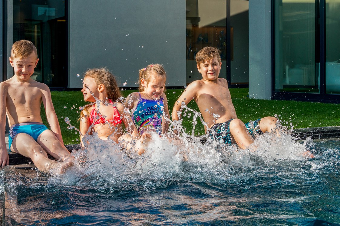 Kinderhotel: Außen-Pool - ULRICHSHOF Nature · Family · Design