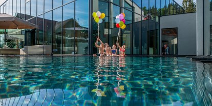 Familienhotel - Streichelzoo - Außen-Pool - ULRICHSHOF Nature · Family · Design
