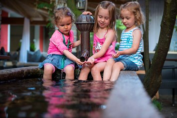 Kinderhotel: Kinder am Brunnen - ULRICHSHOF Nature · Family · Design