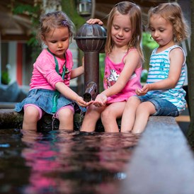 Kinderhotel: Kinder am Brunnen - ULRICHSHOF Nature · Family · Design
