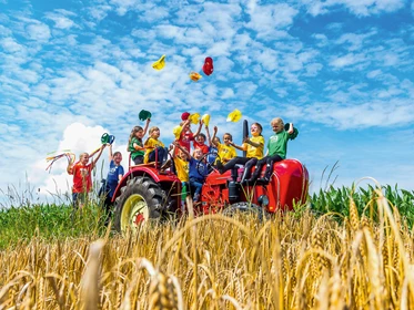 Kinderhotel: Spaß im Pony Camp mit dem Porsche Traktor - ULRICHSHOF Nature · Family · Design