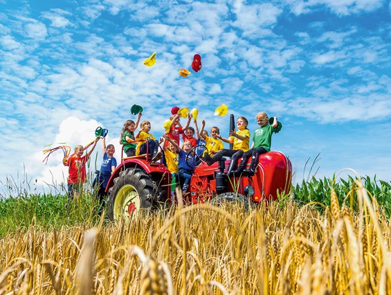 Kinderhotel: Spaß im Pony Camp mit dem Porsche Traktor - ULRICHSHOF Nature · Family · Design