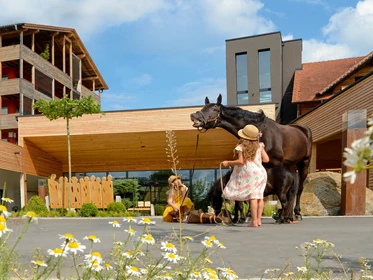 Kinderhotel: Außenansicht mit ULRICHSPLATZ - ULRICHSHOF Nature · Family · Design