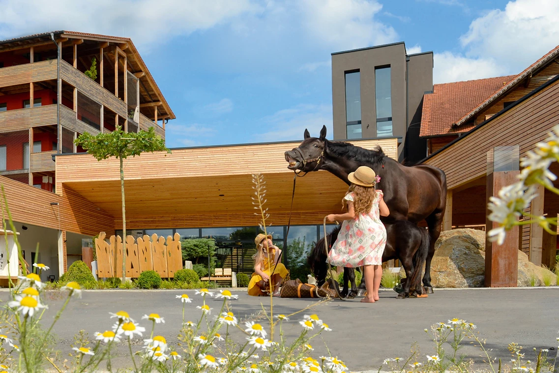 Kinderhotel: Außenansicht mit ULRICHSPLATZ - ULRICHSHOF Nature · Family · Design