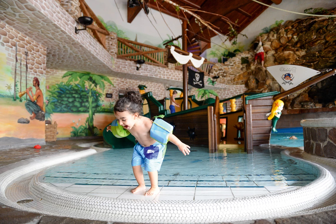 Kinderhotel: Piratenschiff im Felsen-BAD - ULRICHSHOF Nature · Family · Design