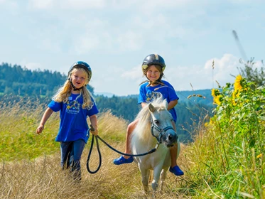 Kinderhotel: Ponyreiten im ULRICHSHOF - ULRICHSHOF Nature · Family · Design