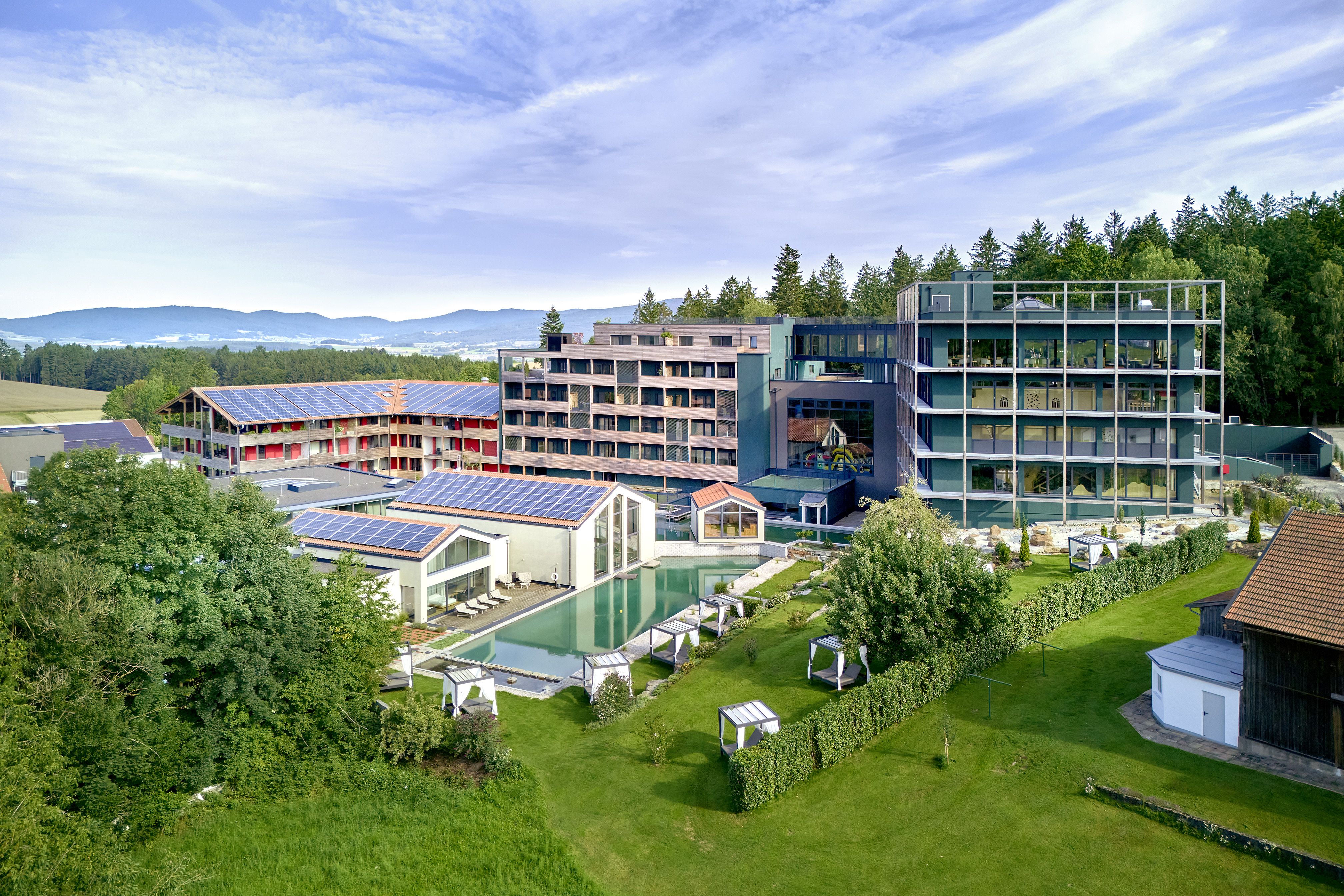 Familienhotel - Umgebungsschwerpunkt: am Land - Wiesenfelden - Außenanansicht ULRICHSHOF  - ULRICHSHOF Nature · Family · Design