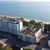 Familienhotel: Das Arkona Strandhotel befindet sich direkt am kilometerlangen Sandstrand in Binz. - Arkona Strandhotel