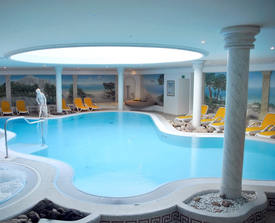 Kinderhotel: Der 28°C warme Pool des Arkona Strandhotels inklusive einem Hot-Whirlpool. Weiterhin bieten wir Ihnen verschiedene Saunen an.  - Arkona Strandhotel