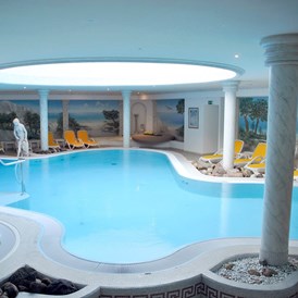 Kinderhotel: Der 28°C warme Pool des Arkona Strandhotels inklusive einem Hot-Whirlpool. Weiterhin bieten wir Ihnen verschiedene Saunen an.  - Arkona Strandhotel