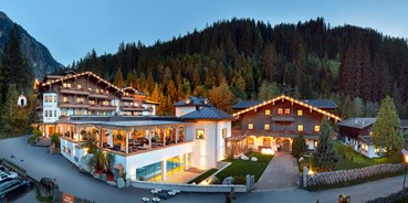 Familienhotel - PLZ 6353 (Österreich) - Familienurlaub im Sommer mit Pony reiten auf dem hoteleigenen Reitplatz, kostenloser Radverleih mit Kindersitzen und Radhelmen. - Habachklause Baby & Kinderhotel