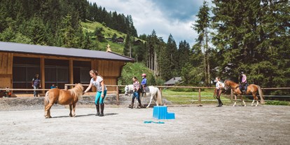 Familienhotel - Garten - Kirchdorf in Tirol - Reitstunden im Sommer auf dem hoteleigenen Reitplatz - Habachklause Familien Bauernhof Resort