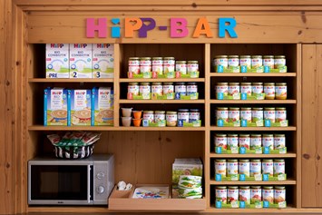 Kinderhotel: HiPP-Bar für unsere kleinen Gäste mit Gläschen und Breikost - Habachklause Familien Bauernhof Resort
