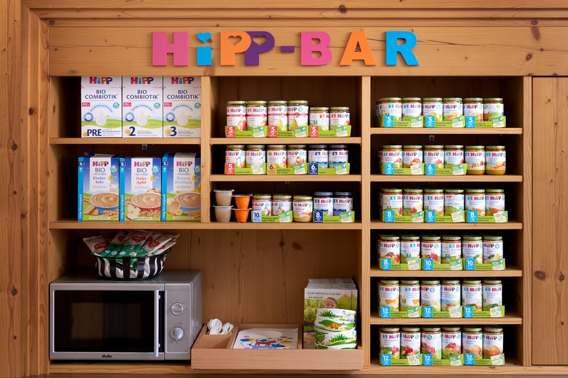 Kinderhotel: HiPP-Bar für unsere kleinen Gäste mit Gläschen und Breikost - Habachklause Familien Bauernhof Resort