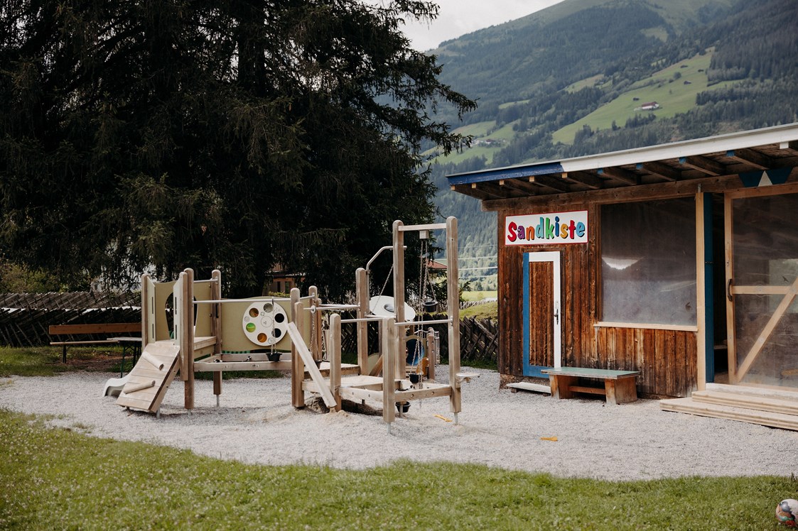 Kinderhotel: Spielplatz mit überdachter XXL-Sandkiste - Habachklause Familien Bauernhof Resort