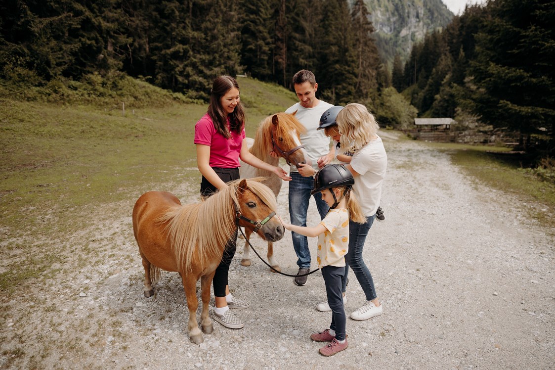 Kinderhotel: Pony reiten oder Pony führen - bei der PonyErlebnis-Pauschale inkludiert - Habachklause Familien Bauernhof Resort