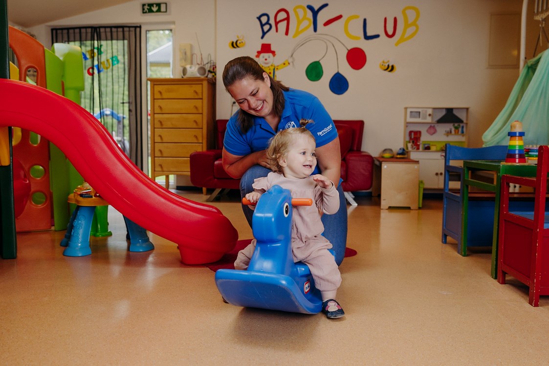 Kinderhotel: Babyclub-Lounge mit viel Platz zum Krabbeln und Spielen - Habachklause Familien Bauernhof Resort